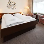 Strandhotel Salty 3* בוסום
